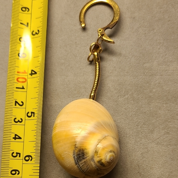 Cream Shell Keychain Accessory - Picture 5 of 5